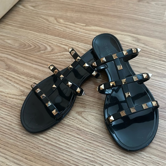Black sandals - Picture 1 of 2